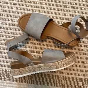 Flat form sandals